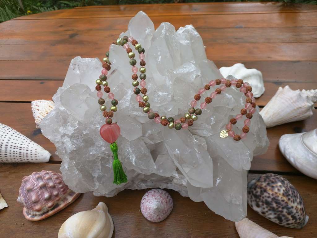 Mala met aardbeikwarts en unakiek, door Mrs Handmade